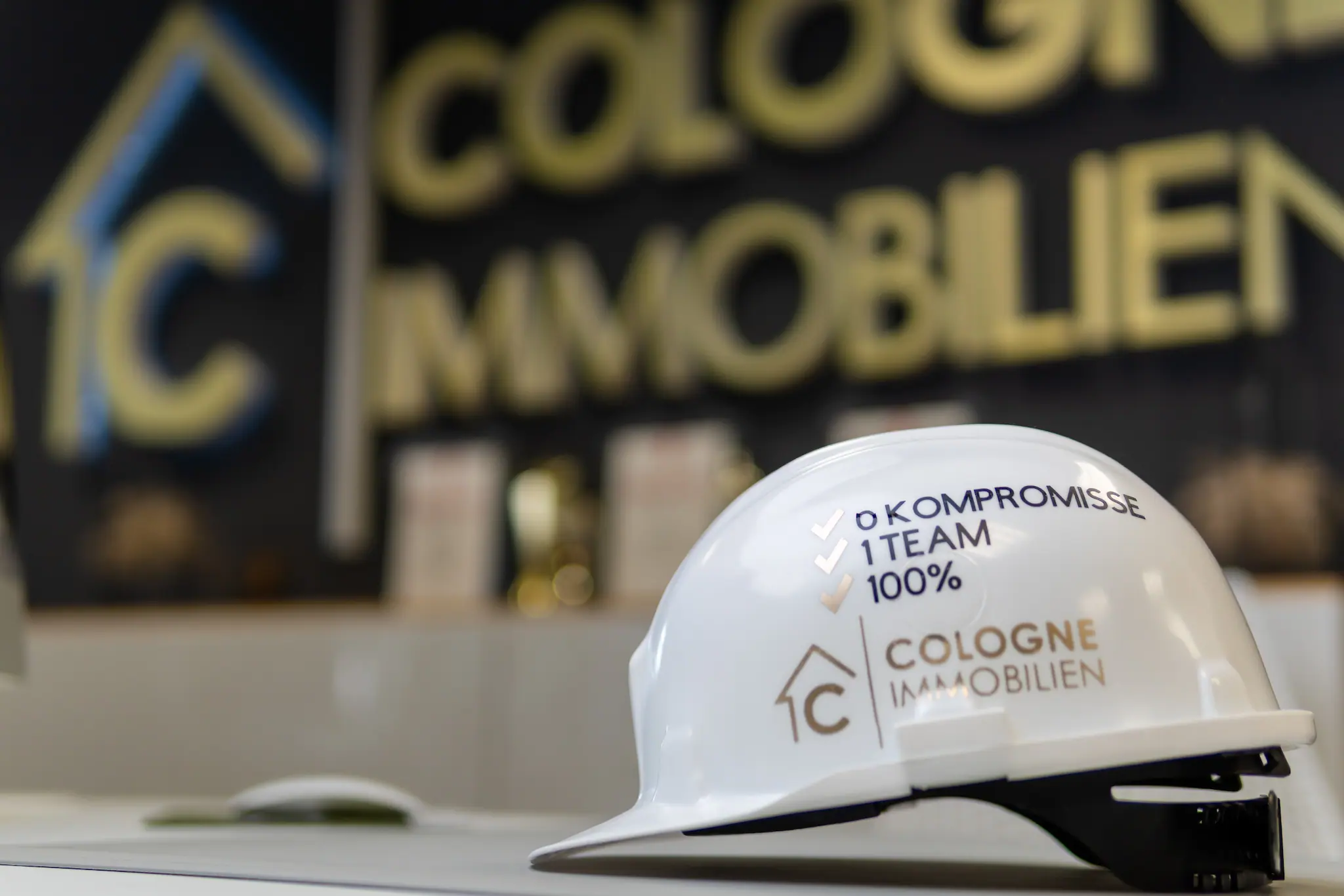 Ein Helm bedruckt mit dem Logo von Cologne Immobilien